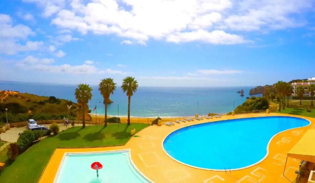 Amazing Beach House with Balcony (Free WI-FI)