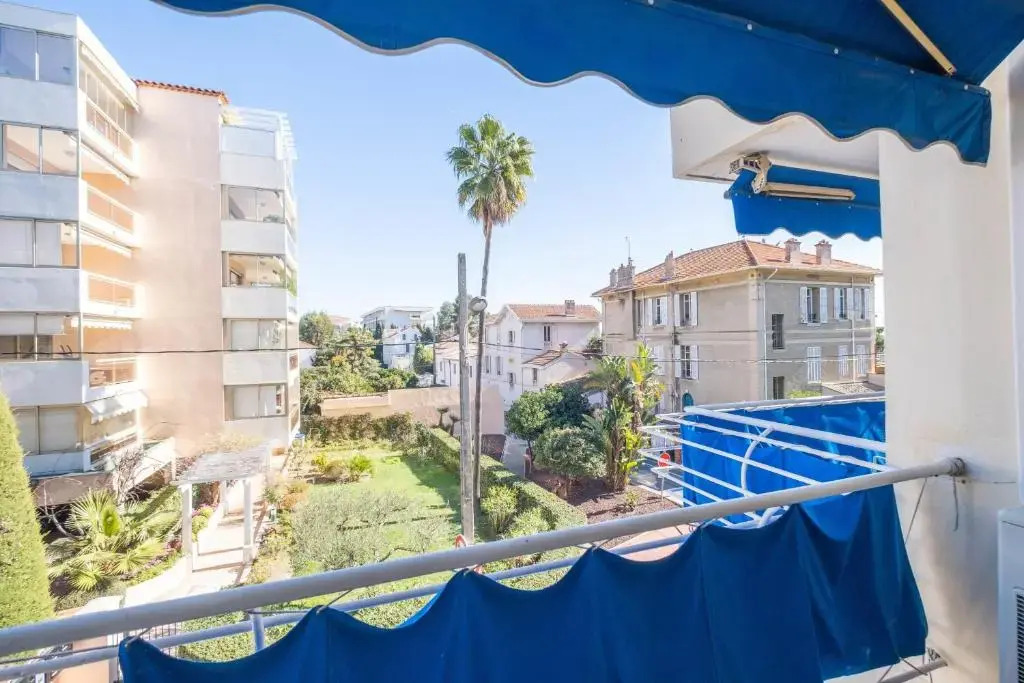 SERRENDY 2-bedroom apartment with terrace and parking only 100 meters