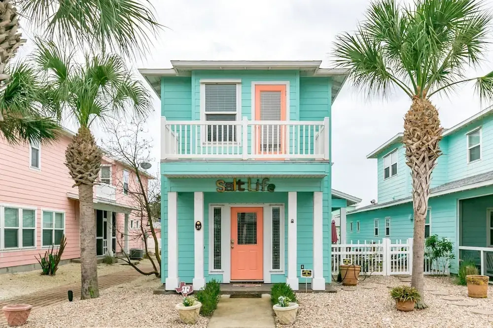 4BR/4.5BA Vibrant House, Village Walk by RedAwning