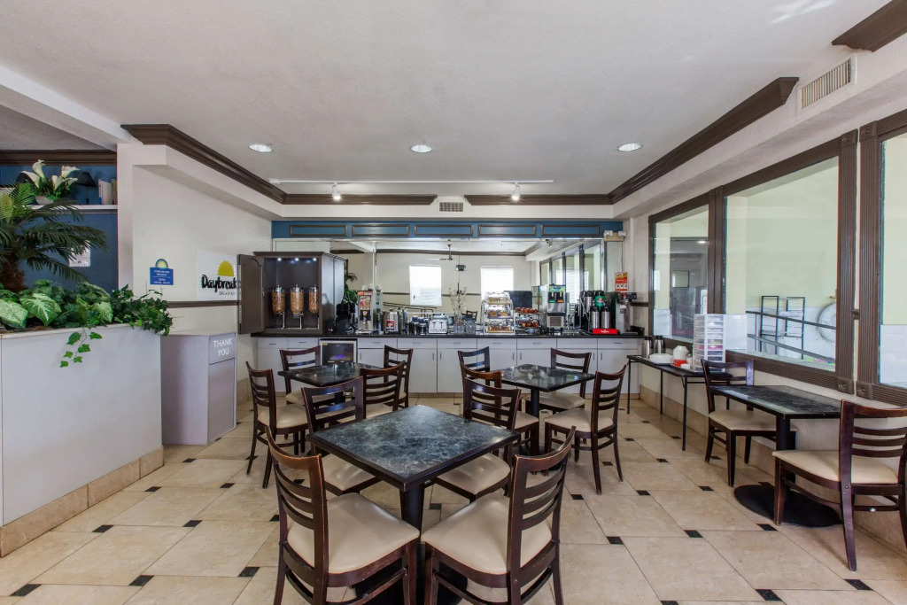 Days Inn & Suites by Wyndham Webster NASA-ClearLake-Houston