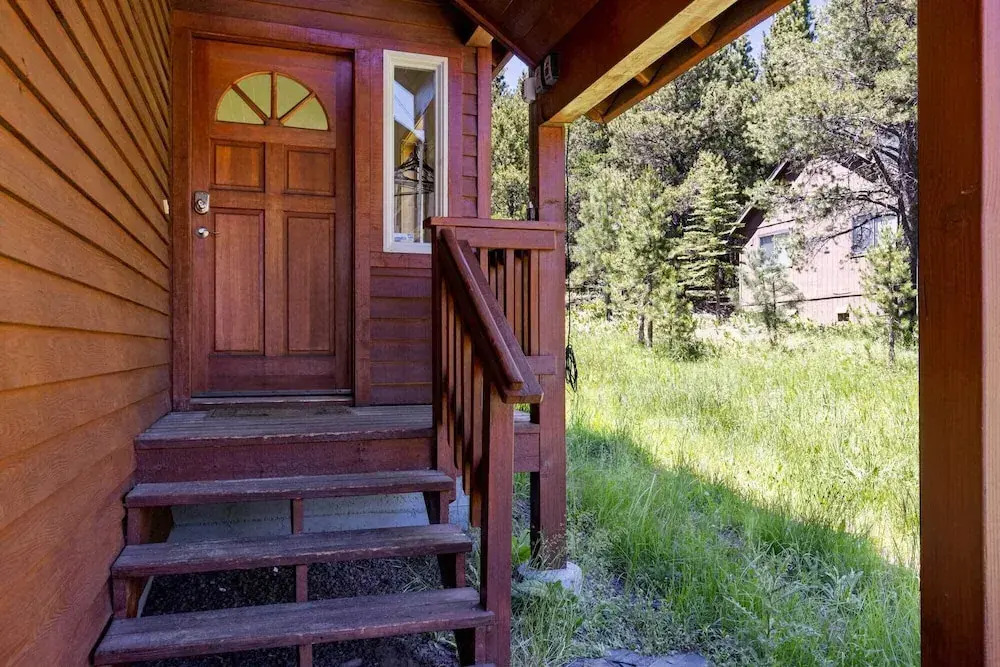 < 8 Mi to Donner Lake: Home w/ Deck + Balcony!