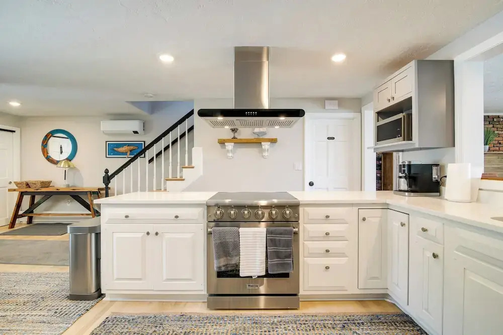 Bayfront Home w/ Deck - 4 Mi to Downtown Plymouth!
