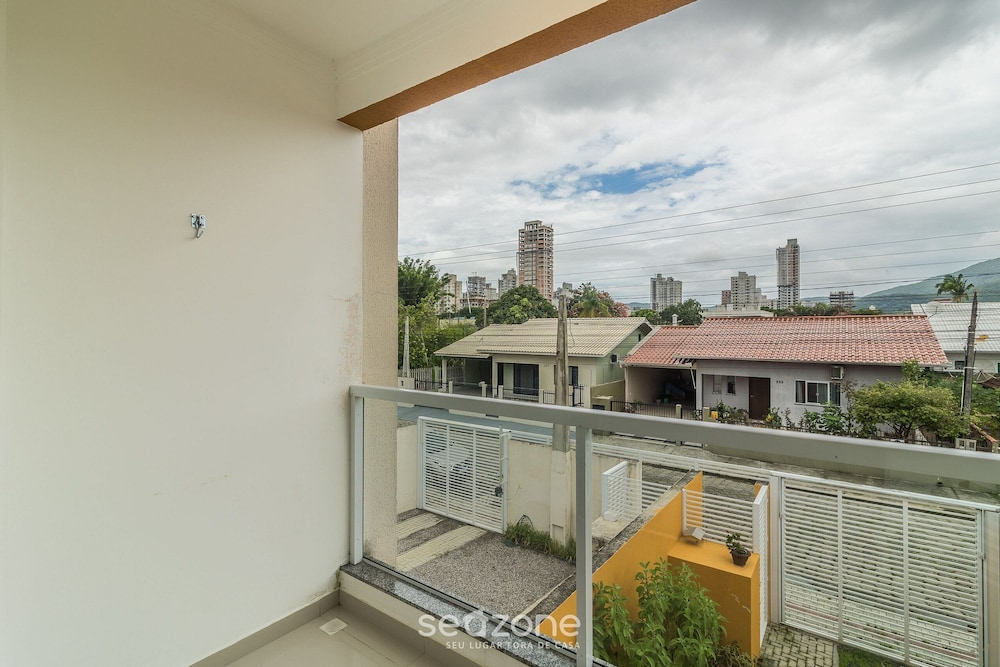 Two-story House With 2 Suites in Pereque Bfj0506