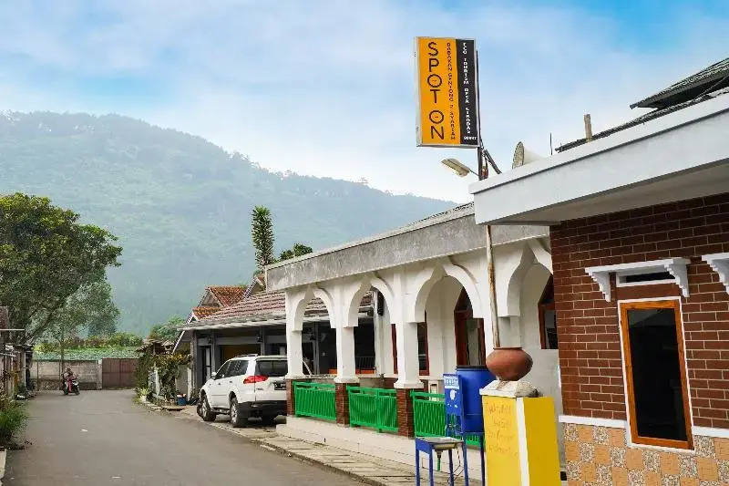 OYO 91008 TourismDesaCibodasBabakanGentong1Syariah