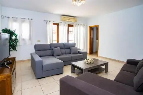 Villa 22 Sea Views, Pool,Games,Hot Tub, Office with Computer+ WIFI