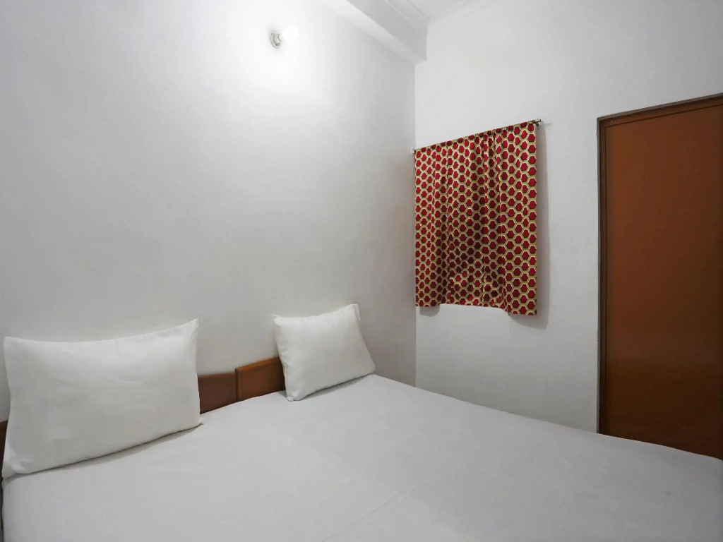 SPOT ON 46088 Hotel Black