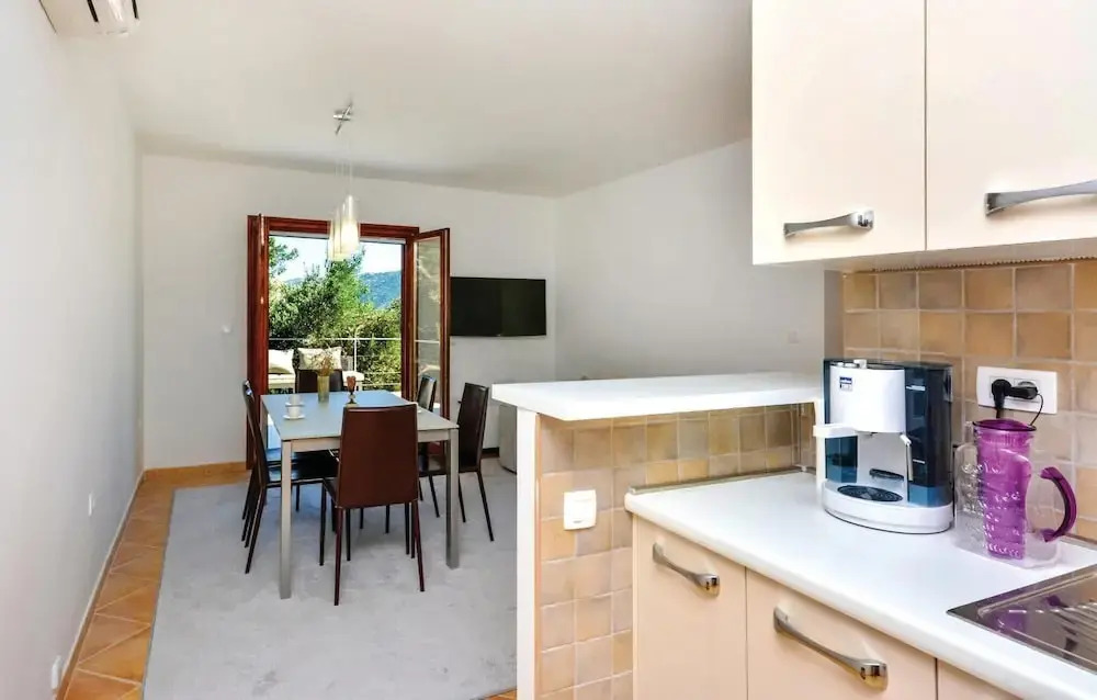 Nice Home In Zrnovnica