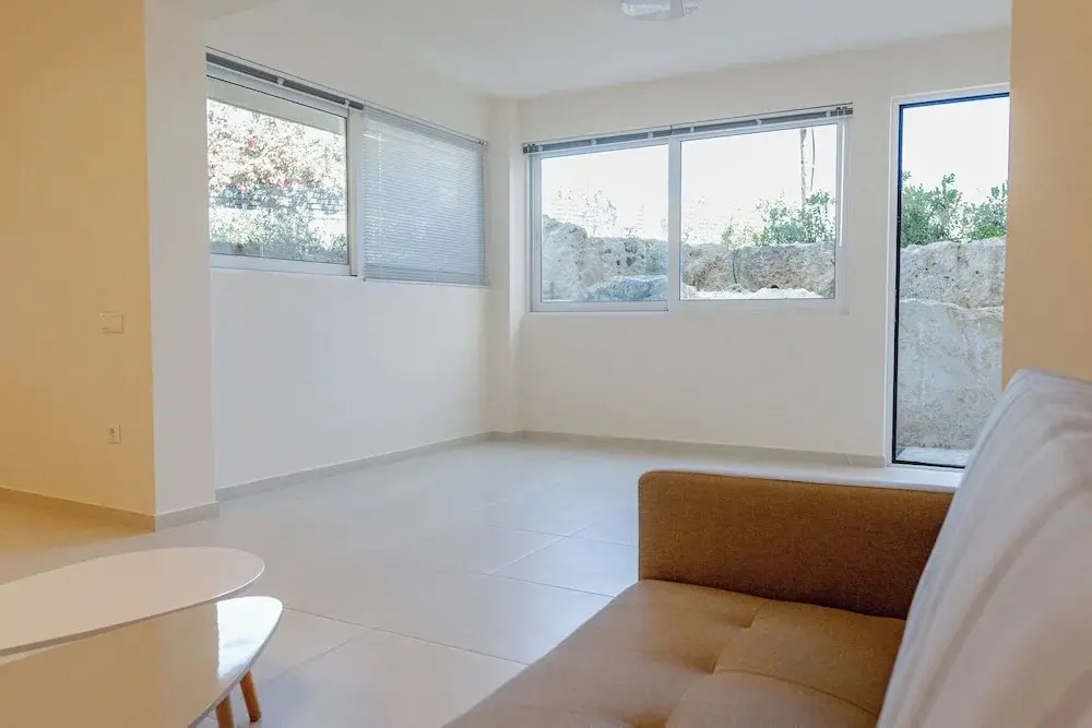 Phaedrus Living: Seaside Thalassa Cretan D101
