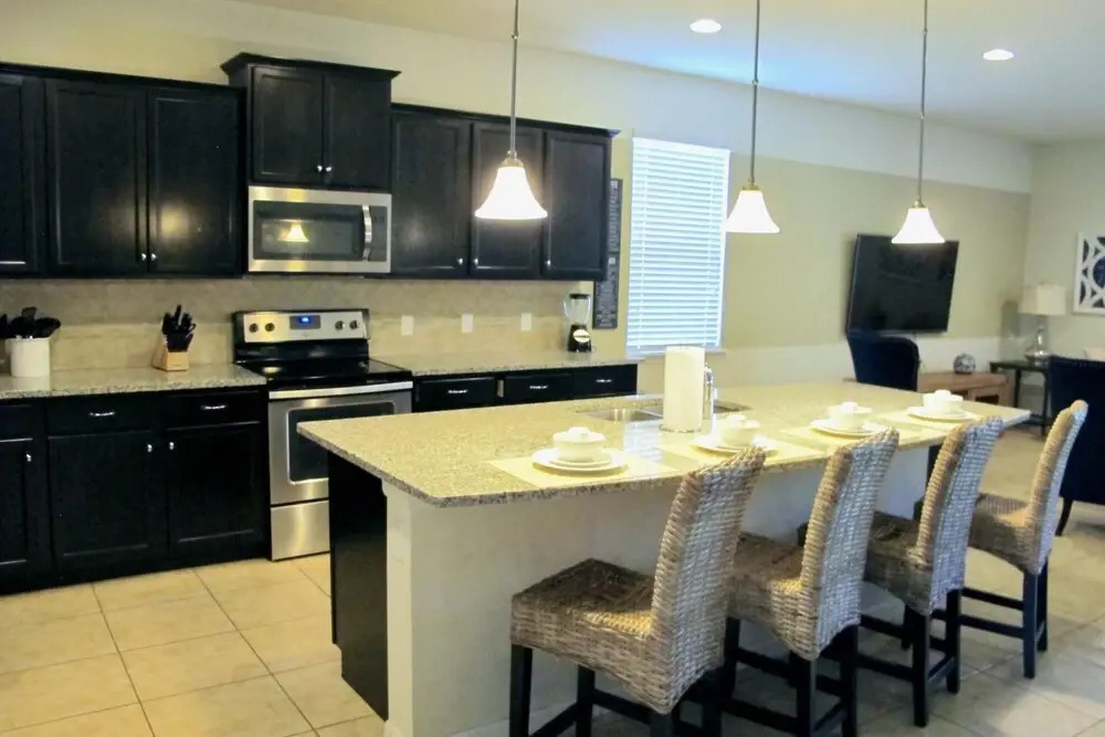 8BR Home - Near Disney - Private Pool and Hot Tub