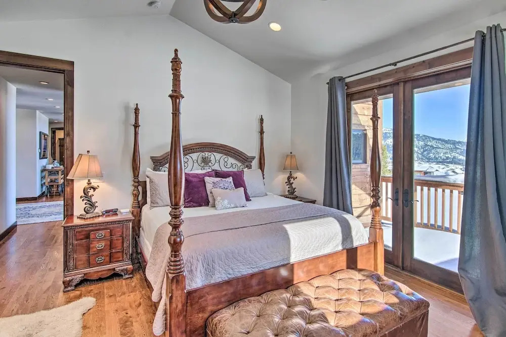 Spacious Big Sky Home w/ Hot Tub & Grill