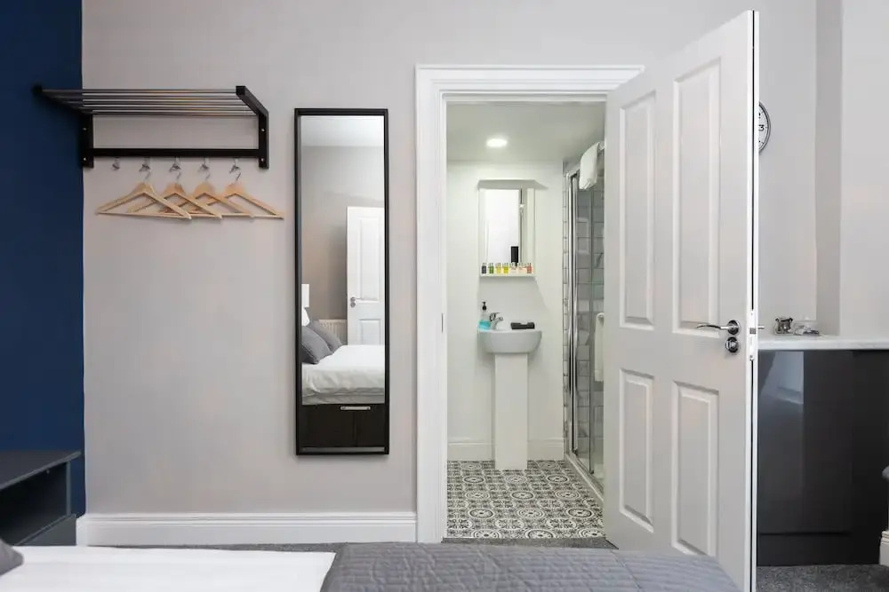5 Eglantine Place