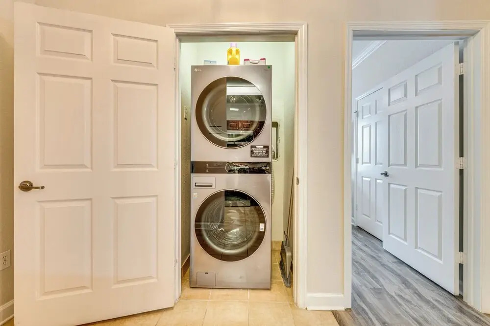 10 Mi to Disney World: Modern Condo w/ Resort Pool