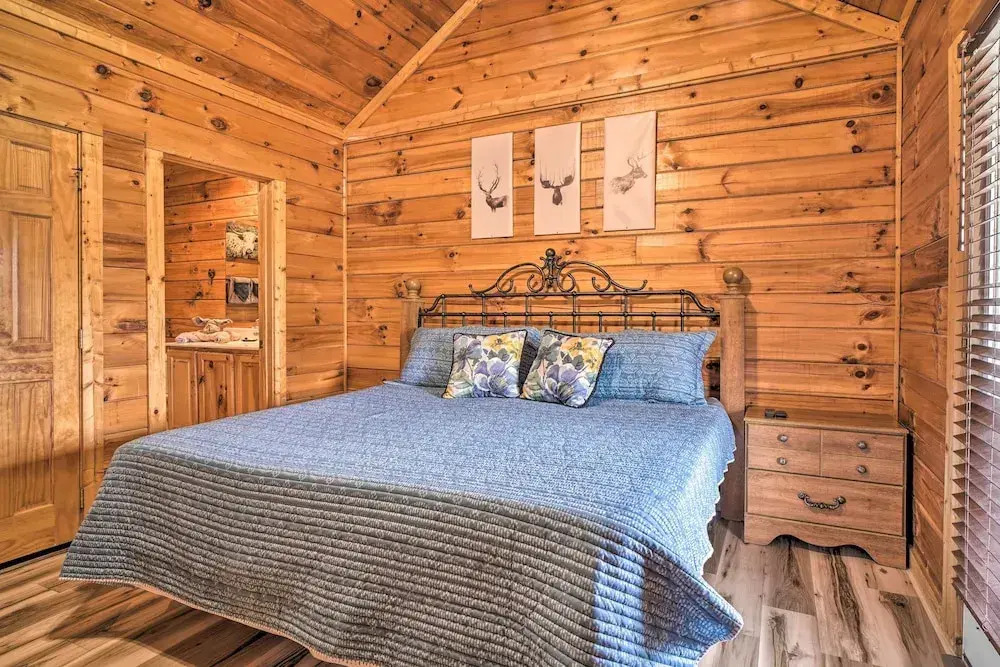 Mountain Pool Lodge Sevierville Cabin w/ Hot Tub