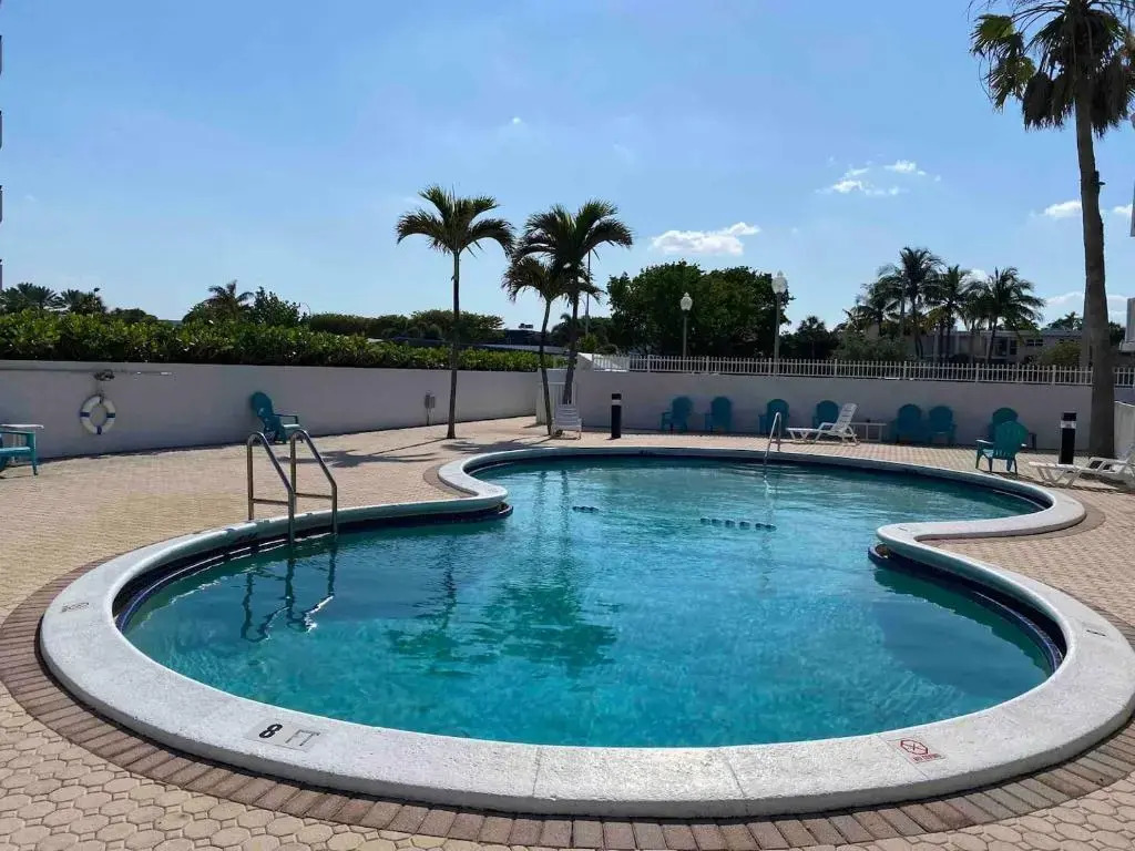 Studio right on the beach at Lauderdale By The Sea