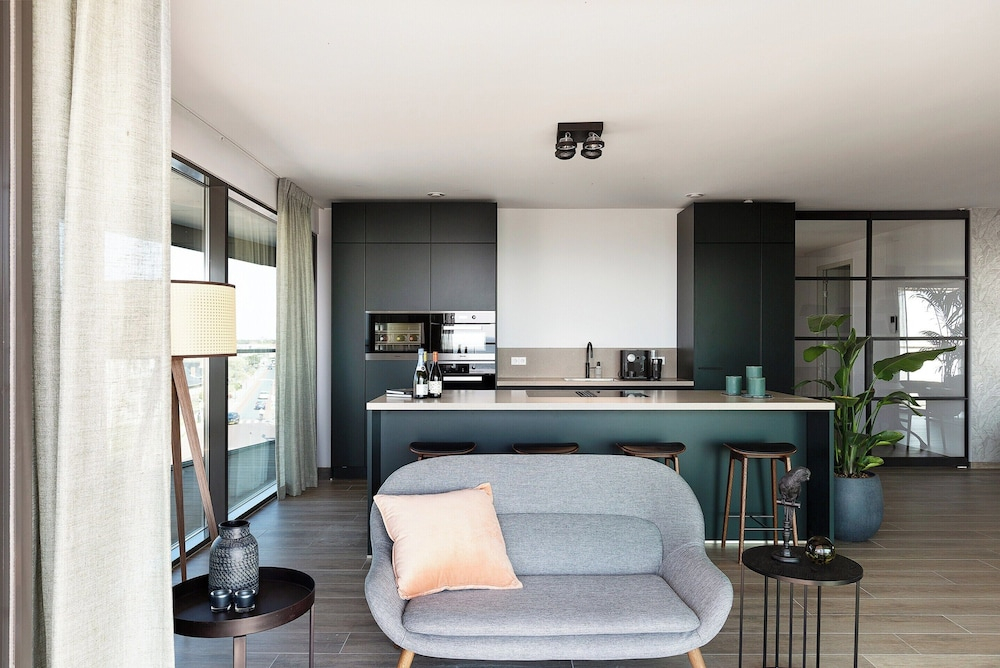 Chic Apartment for 8 With Seaview