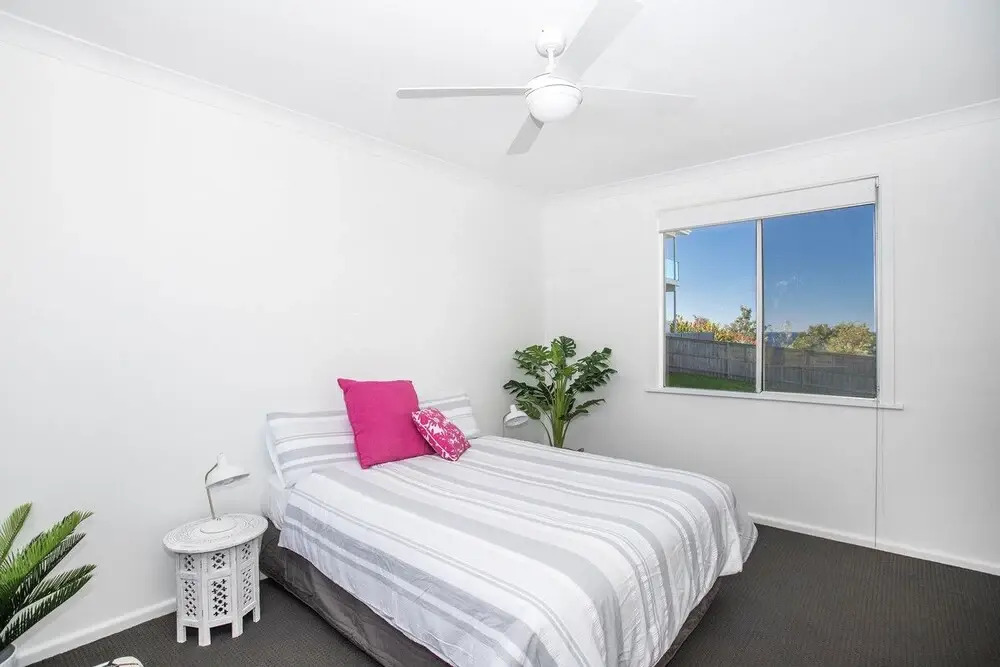 Retro Beach House - roomy 4BR retreat near ocean