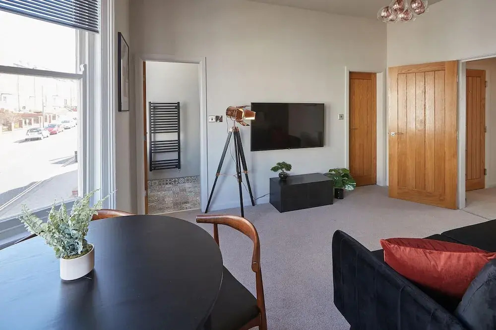 Bright North Bay Apartment Cricket Ground Views