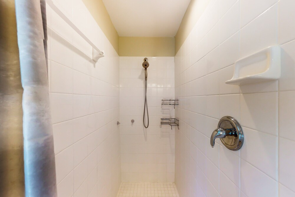 Private Pool Home With Spa, Screened Patio, Central AC, & Washer/dryer
