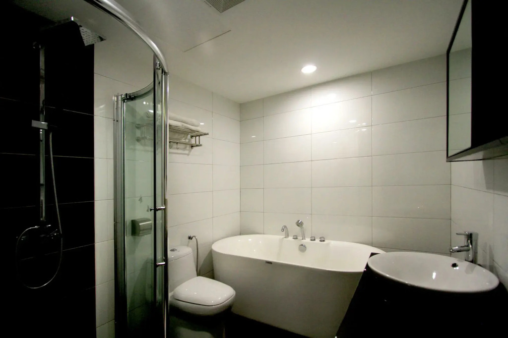 J Suites Hotel