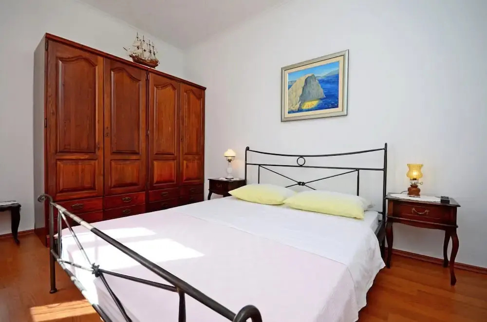A1 - apt With Terrace, Best Location in Supetar