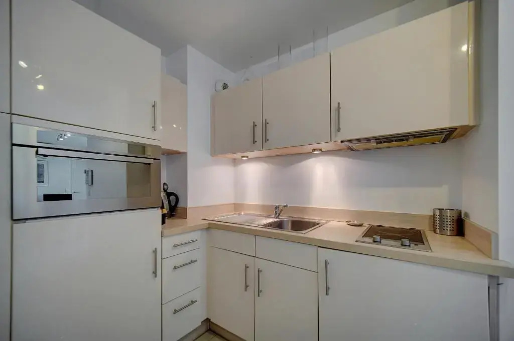 2 PIECES MODERNE AVEC TERRASSE ET PARKING A 3MN DES PLAGES !l- A1B230