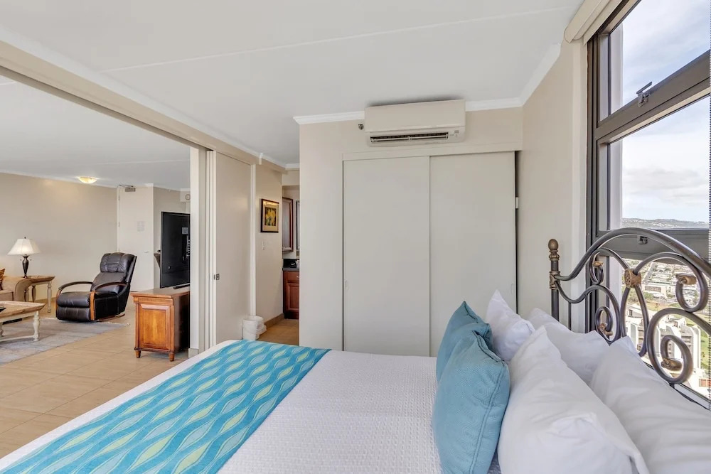 37th Floor Condo with Sweeping Ocean Views & Free parking!
