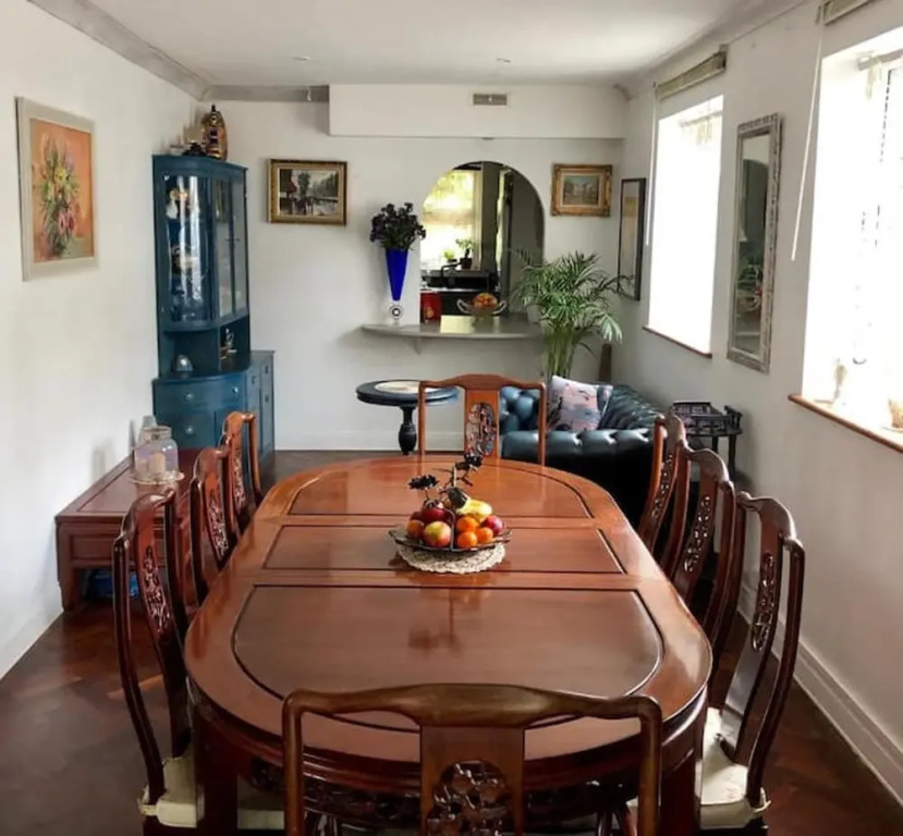Inviting 5-bed House in London