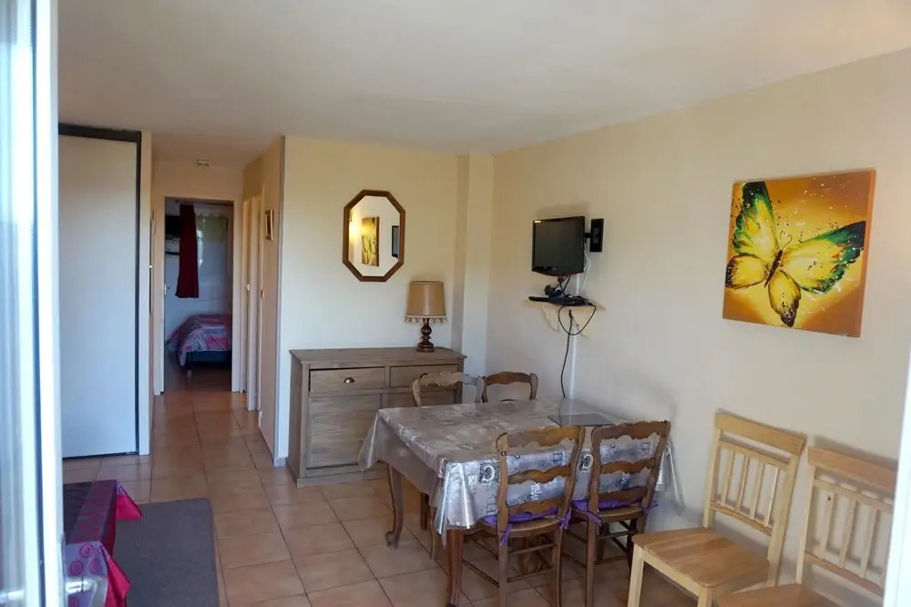 Apartment With one Bedroom in Bernières-sur-mer, With Enclosed Garden