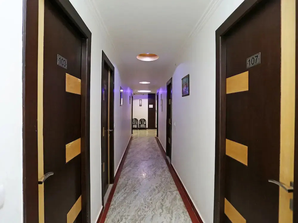 OYO 14220 Hotel BR Plaza
