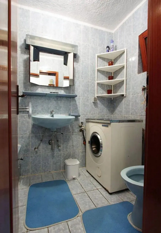 Apartment Šera - 50 m from beach: A1 Pisak, Riviera Omis