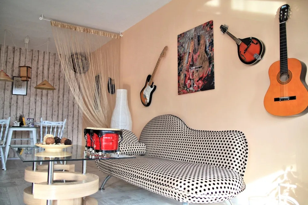 Vintage apartment in the city jungle