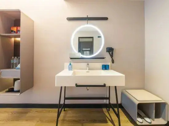 HanTing Hotel (West Coast Campus of the Affiliated Hospital of Qingdao University Subway Station)