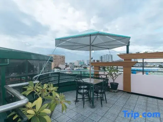 Urban Travellers Hotel by RedDoorz