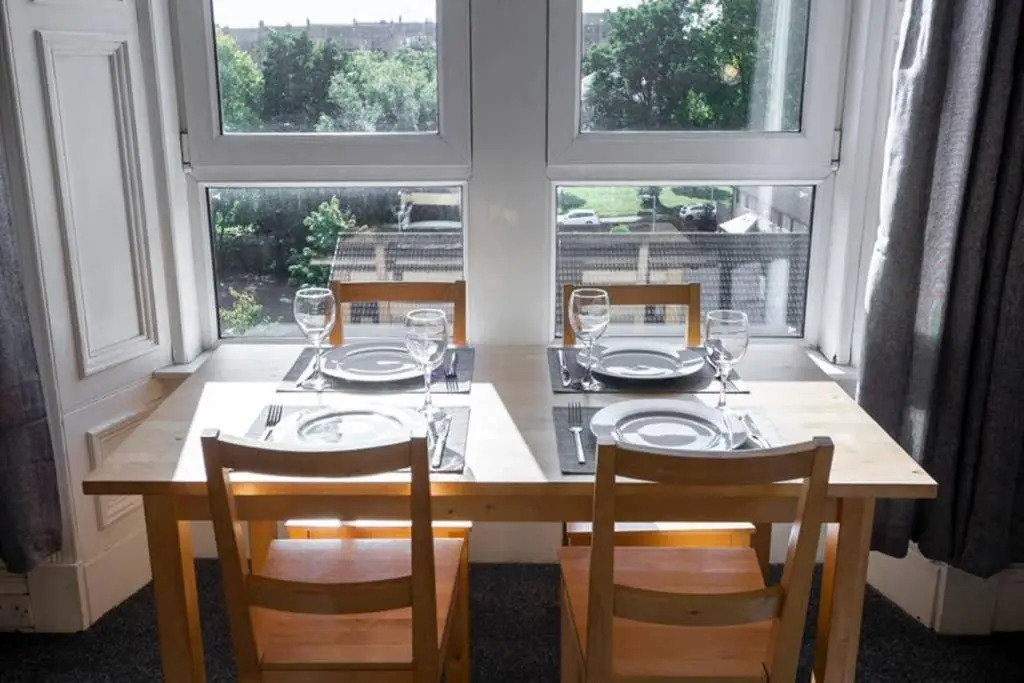☆ Bright, 2 Bedroom West End Apartment ☆