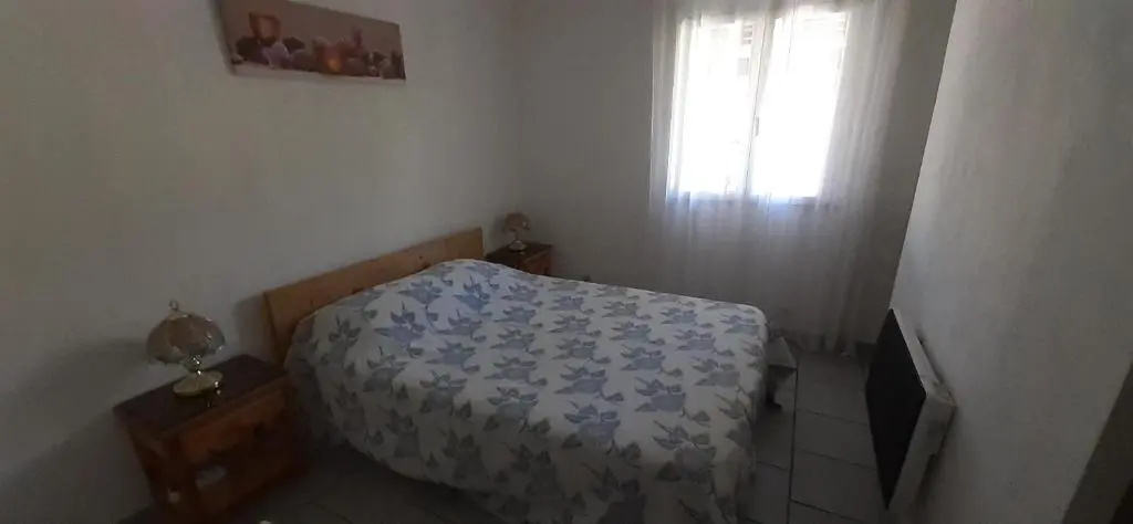 appartement de 50m de dessous de villa confortable et bien équipé terrasse de 40 bien équipé barbecue et planchas parasol wifi gratuit parking gratuit