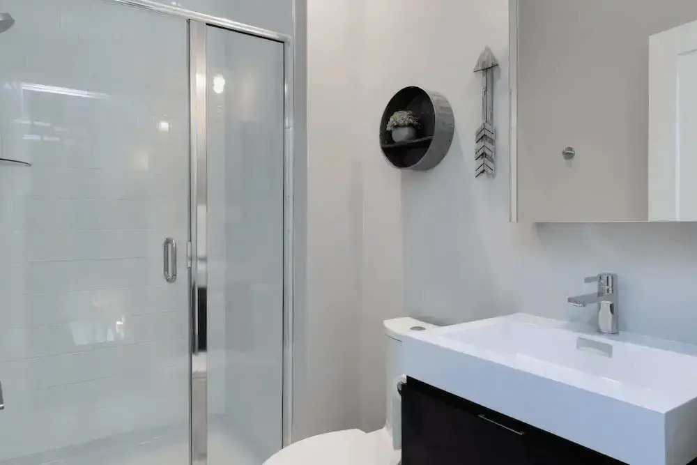 Luxe 4bdr w/ Balcony & Parking, 10 Mins to Broadway 9th Avenue by Avantstay