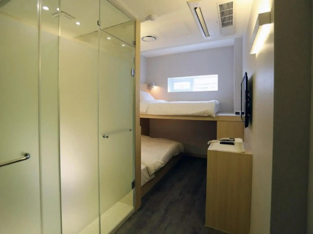 Hotel 8 Hours
