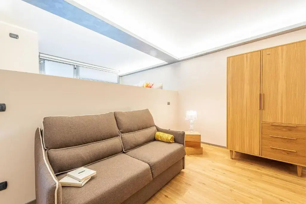 Room 176, Alba Town