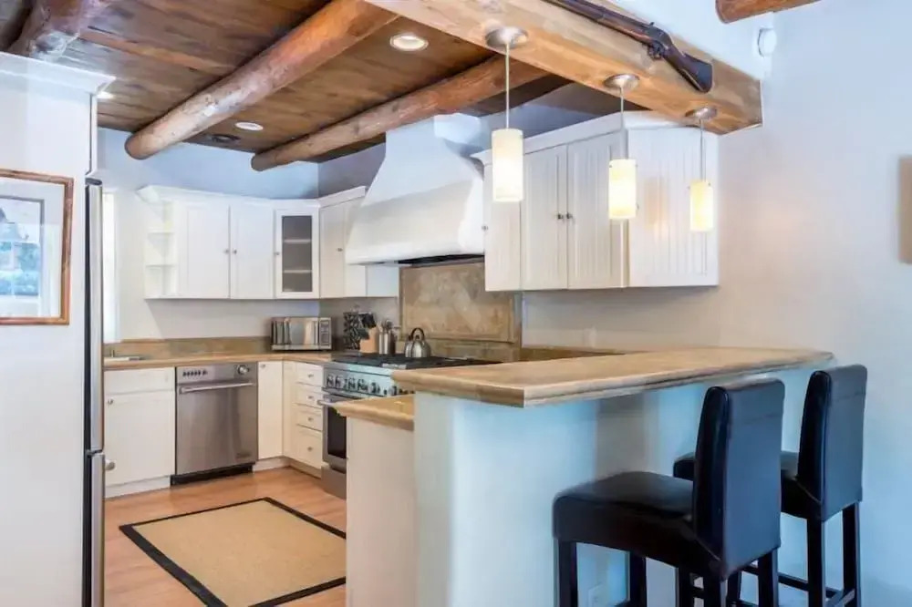 La Luz - Luxurious East Side Adobe With Hot Tub and Kiva Fireplace, Walk Everywhere