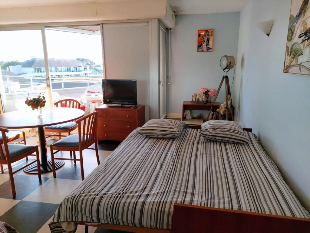Studio with partial sea views in the popular seaside resort of Benodet