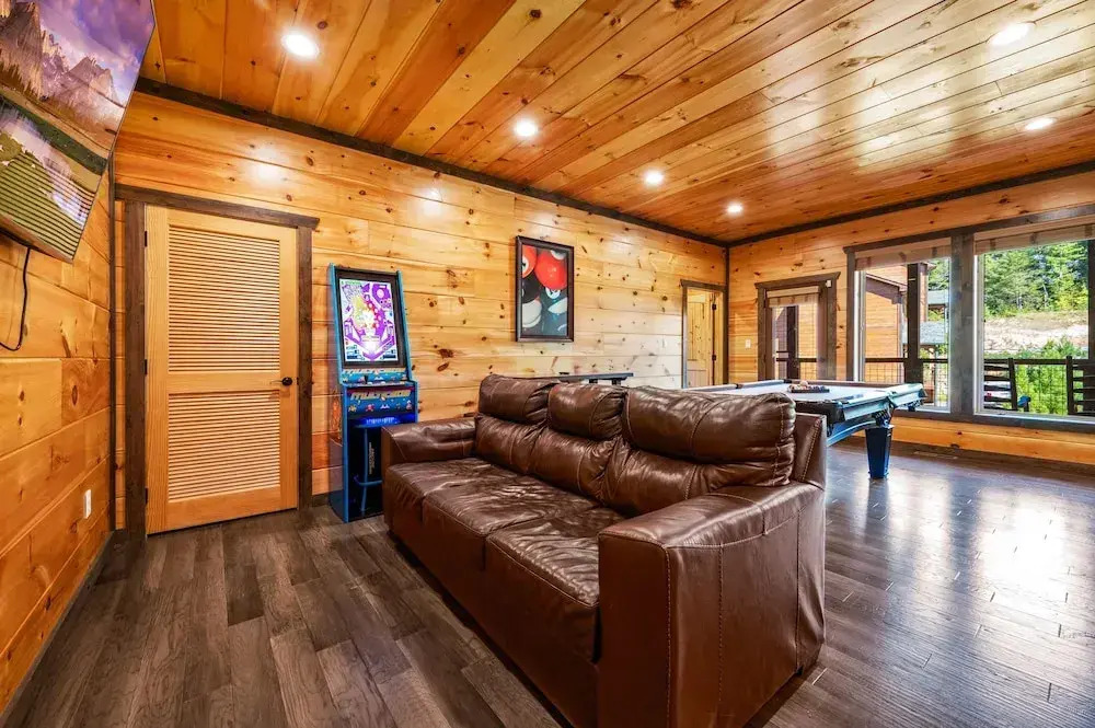 Mountain Skyy 3 Bedroom Cabin by RedAwning