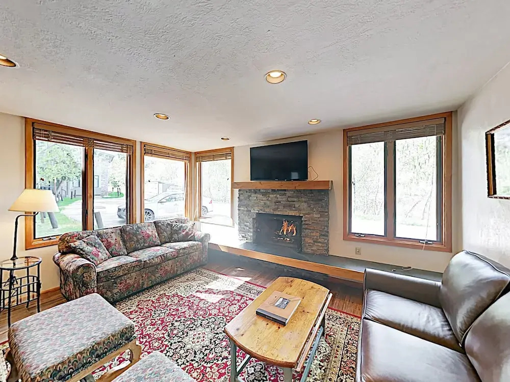 New Listing! Tamarack W/ Pool & Hot Tubs 4 Bedroom Townhouse
