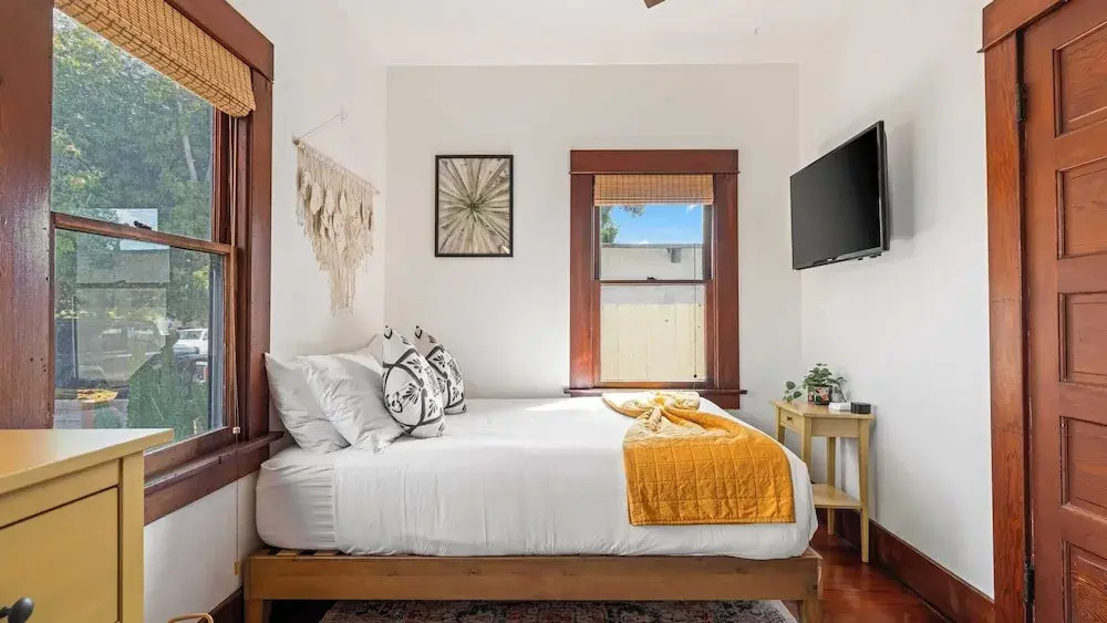 2 Side-by-side San Diego Homes w/ Shared Backyard, Firepit & BBQ Casa Craftsman & Casita on Landis by Avantstay
