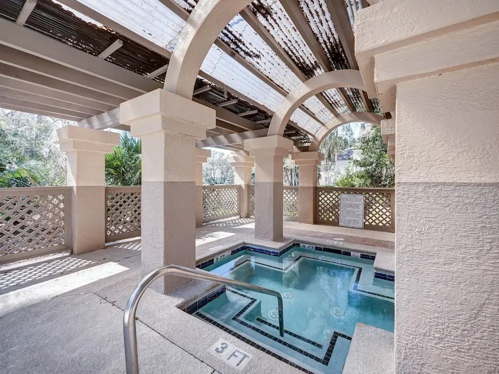 Colonnade Club 200 by Vtrips