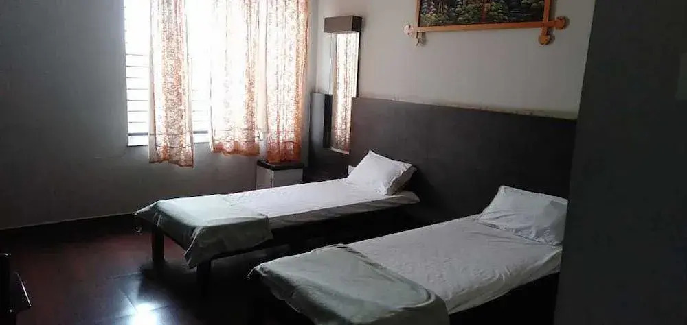 Iroomz Shivaratna Palace