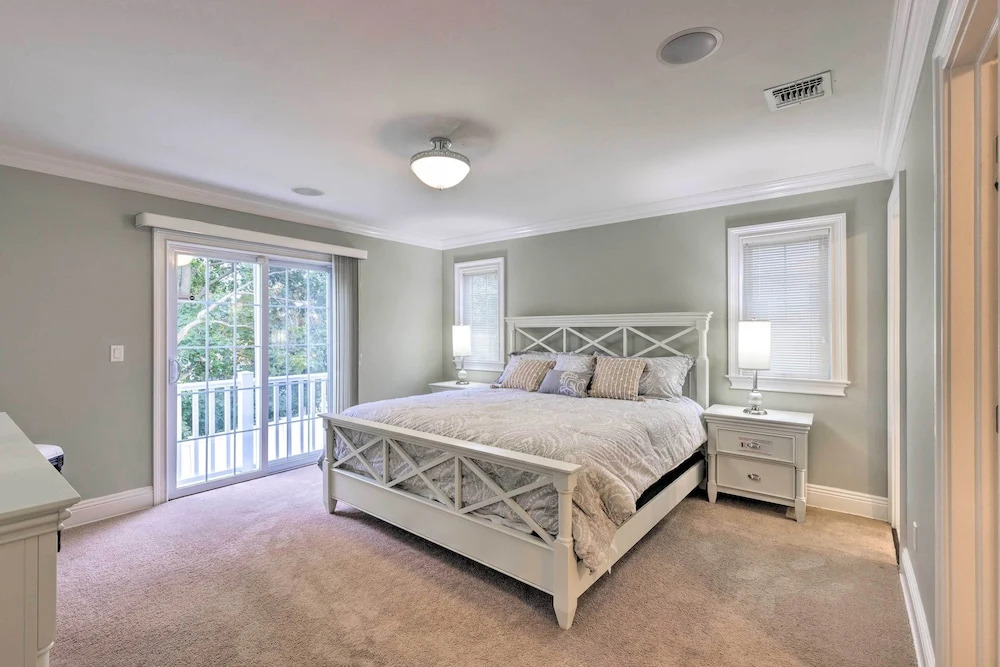 25 Mi to Nyc: Walkable Long Island Apt w/ Balcony