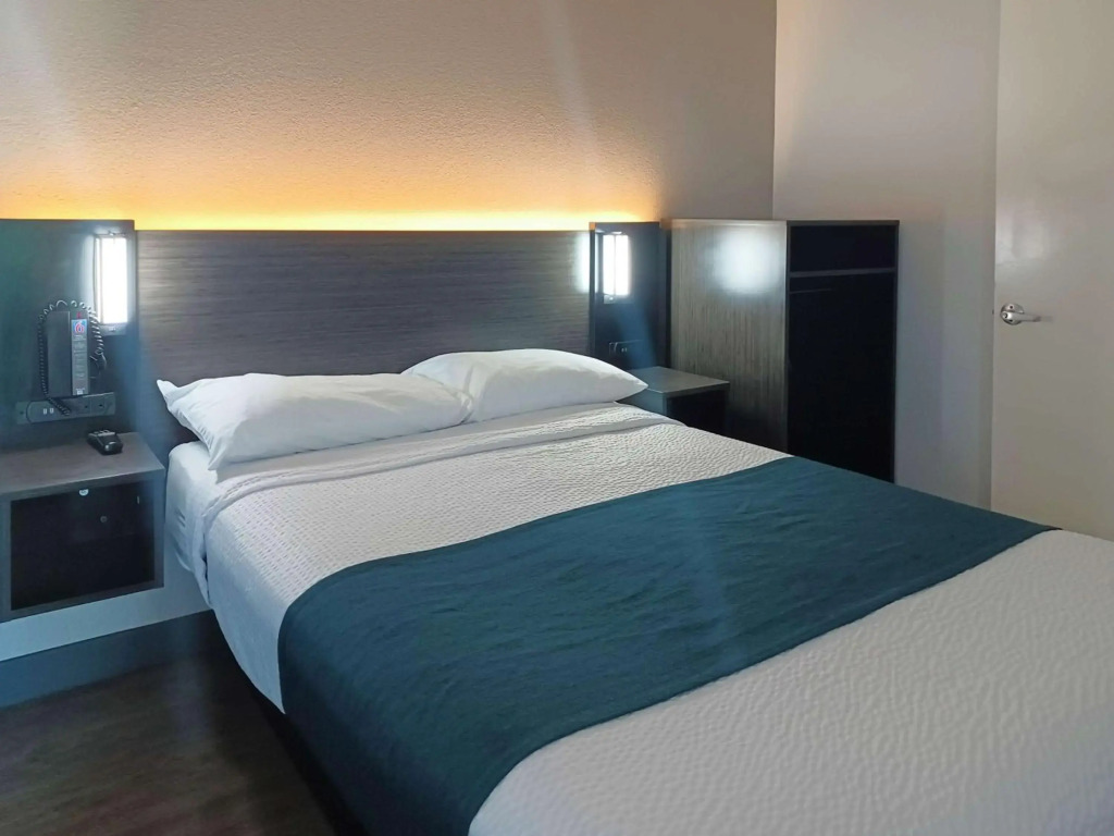 Motel 6-Fresno, CA - Blackstone North