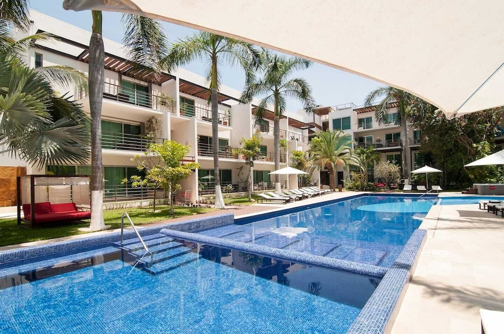 LUXURY CONDO STEPS FROM 5th AV & BEACH