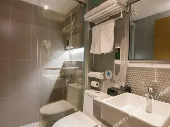Ease Hotel (Shanghai Siping Road Tongji University)