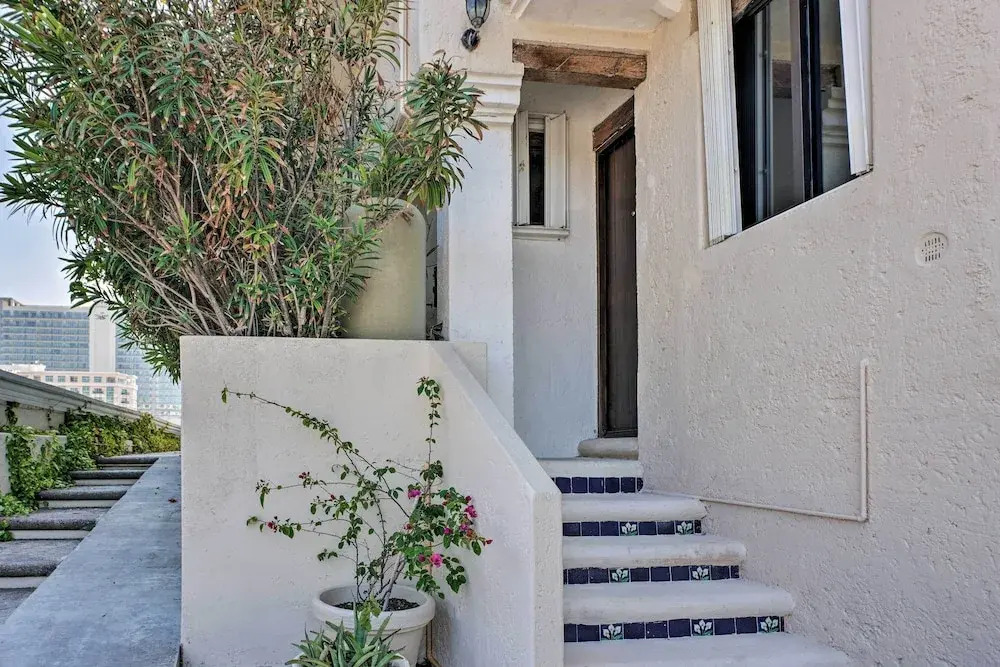 Updated Oceanside Townhome w/ Pool: Walk to Beach!